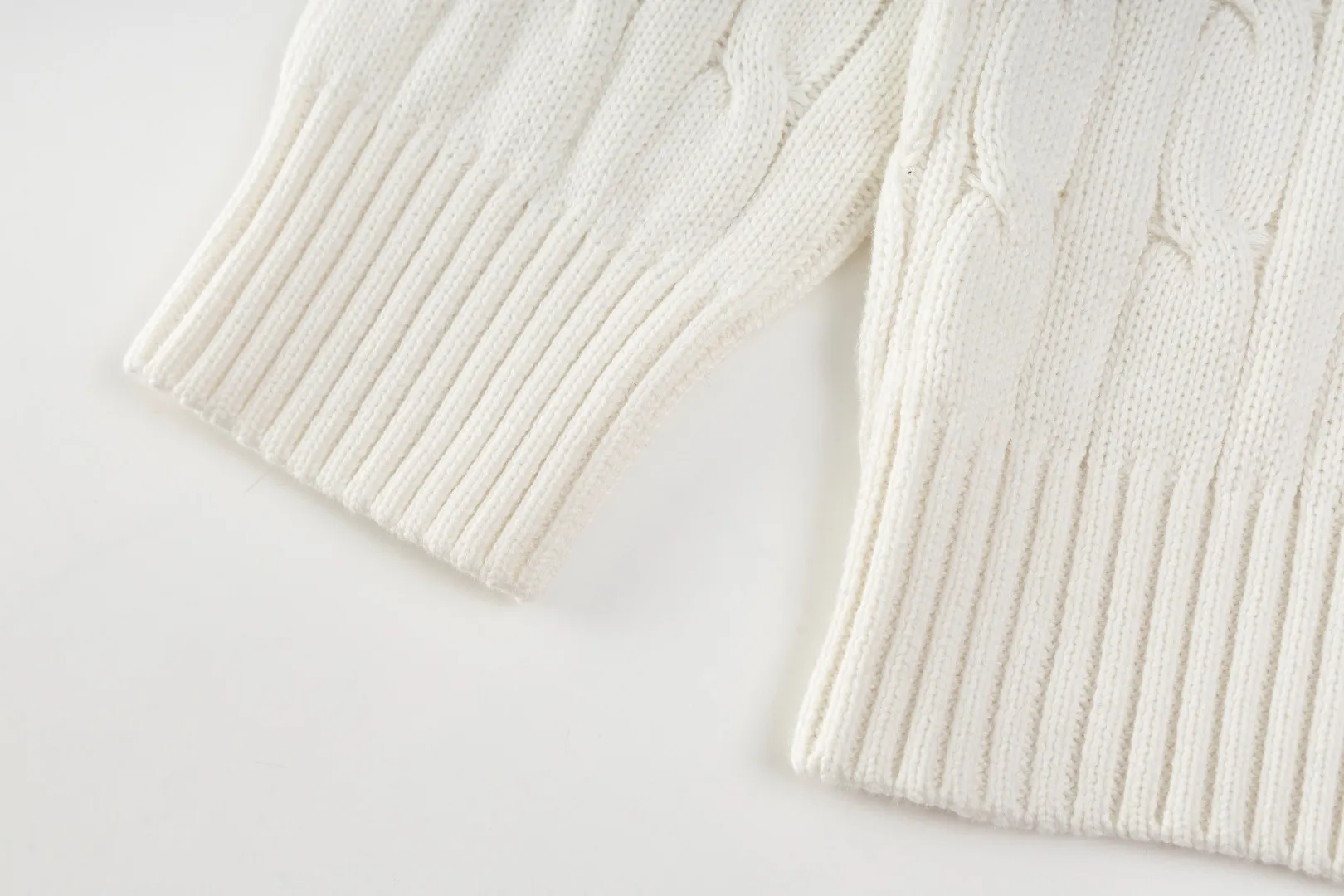 P236 #R84 RALPH LAUREN Six-color classic hooded twist pullover sweater with high-density LOGO embroidery on the chest and original custom-made tag accessories. Made of pure cotton yarn, pure cotton is skin-friendly and comfortable, small label war horse embroidered twist hooded sweater 🐎 high quality, follow the blogger to learn how to wear it! Let’s buy a Ralph Lauren cable sweater. It’s a super hard-to-find series after it became popular. It’s hard to find one on the official website. It’s simple and practical to wear, with a lazy and loose feel. The thickened fabric has more texture, feels soft and delicate, and has a loose fit. Whether worn alone or layered, you can wear different styles of fashion with just one piece!   Size: S M L